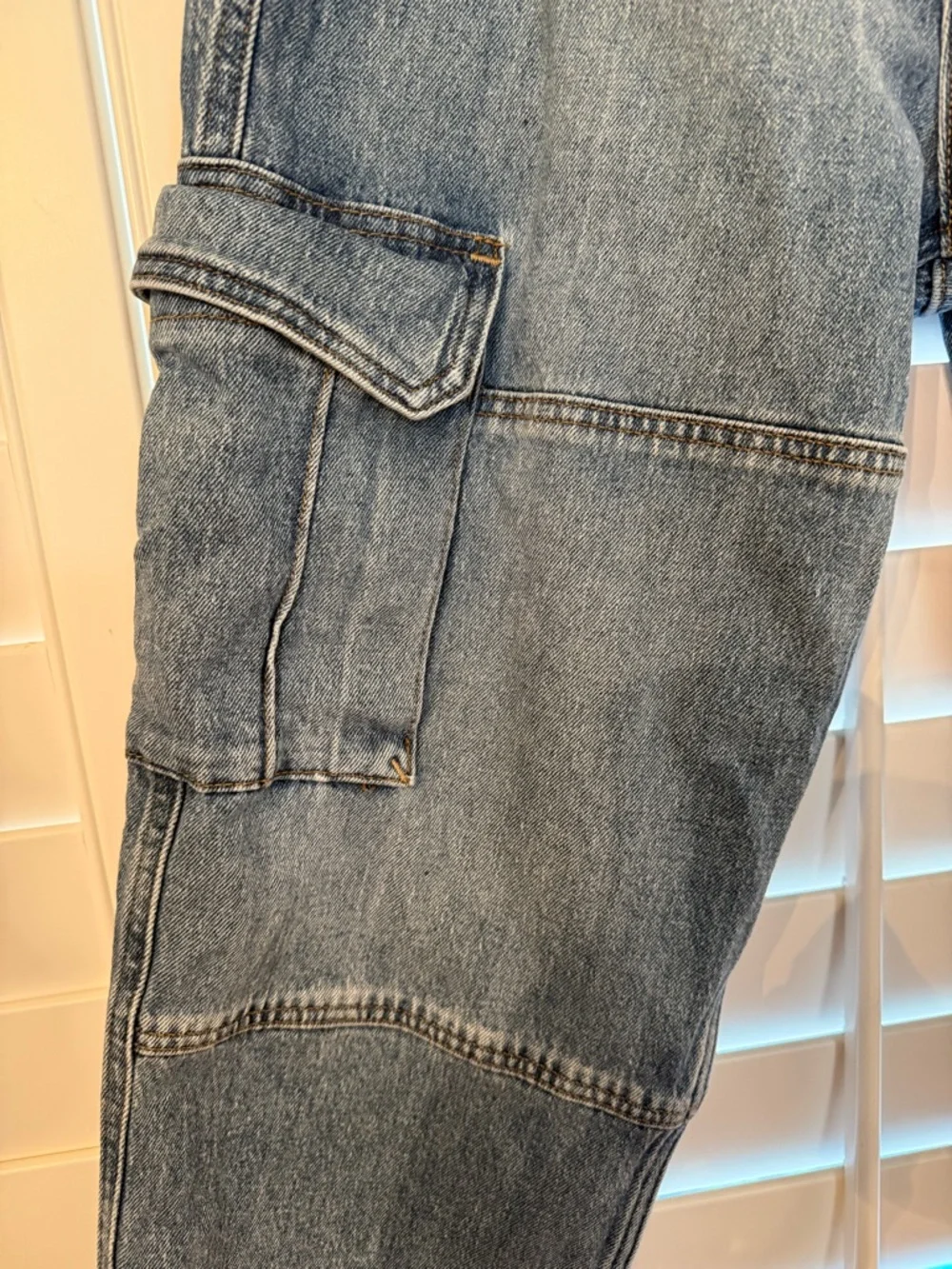 Hollister Women'sCargo Cropped Jeans - Picture 2 of 6